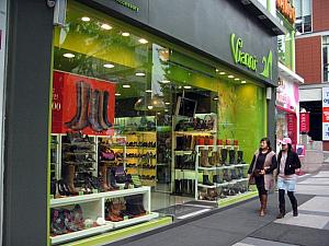 冬に向けたファッションもチェックしないと～！寒さ対策にブーツなどがショーウィンドウを賑わせます。