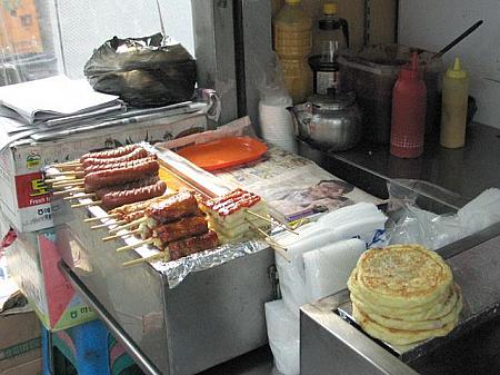屋台の食べ物も温かいものに変わりました