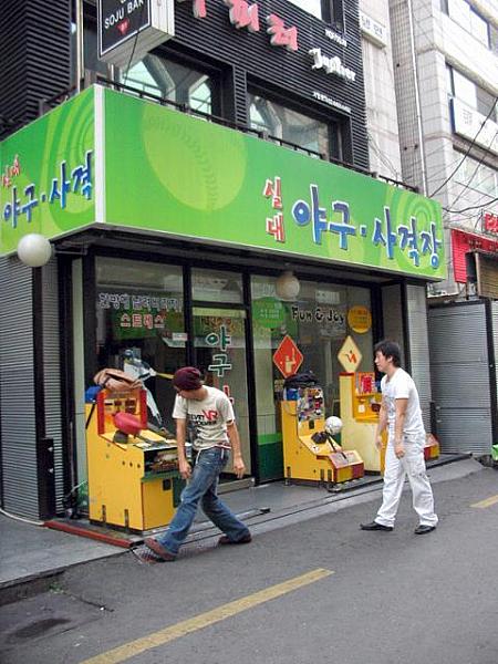 簡単な射撃やバッティングができるお店。昼間からパンチ力ゲームで学生が遊んでいました～