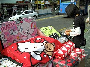 そろそろ暖かいグッズが恋しくなる！毛布の露店～