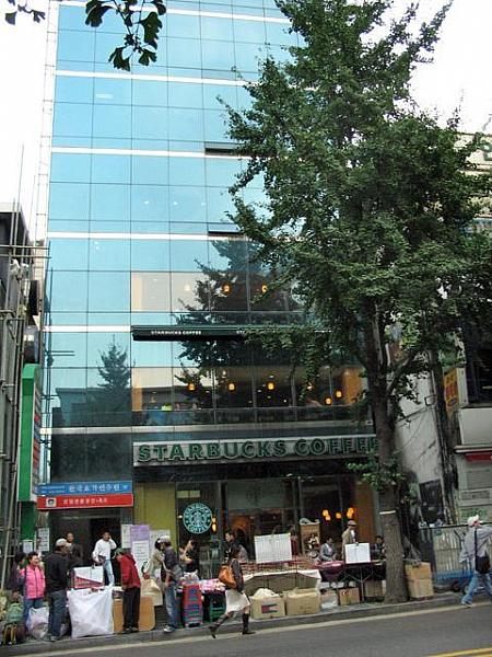「STARBUCKS COFFEE」は
この通りだけでも２店！