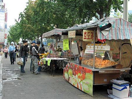 大通り沿いには屋台がちらほら。季節柄、タイツも多く売られるようになりました