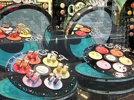 時計やピアスなど、ちょっと高級チックに見えるアクセサリー屋「OST」