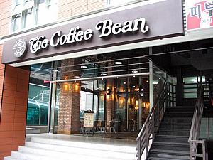その隣には「The Coffee Bean」。勉強後にここでコーヒータイムという流れかな？