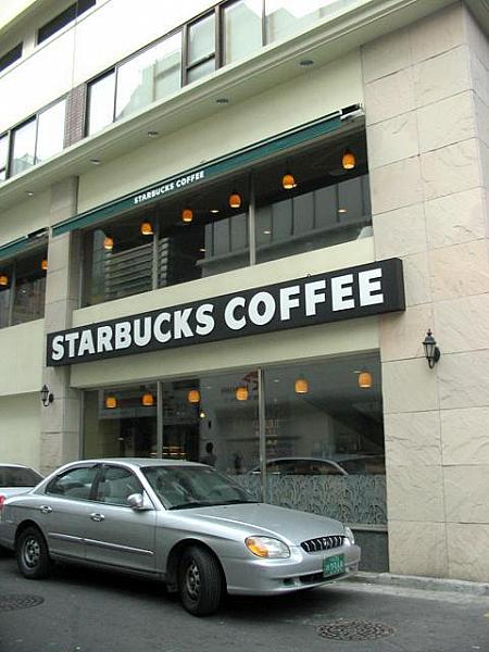 「STARBUCKS COFFEE」は
この通りだけでも２店！