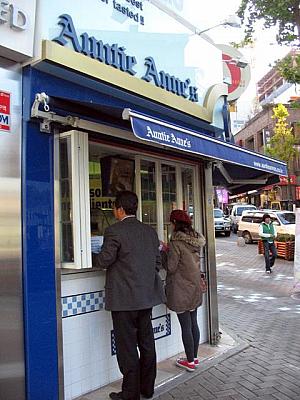 梨大正門前の「Auntie Anne's」でもプレッツェルを販売！