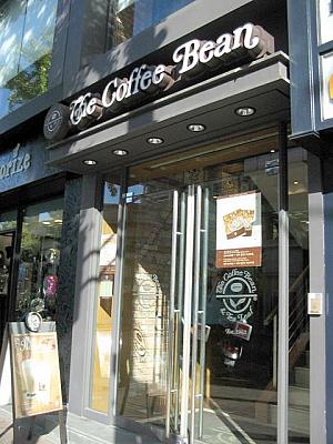 梨大エリアの２店舗目。駅前にもできてますます便利な「The Coffee Bean」