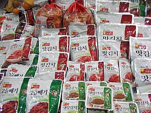 韓国産の農産物を扱う農協は広々としたスペースで商品を展示！ 