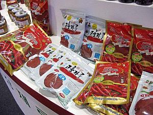 韓国産の農産物を扱う農協は広々としたスペースで商品を展示！ 