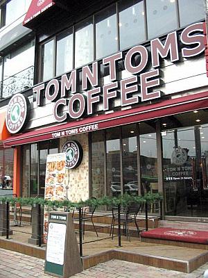 コーヒーと一緒にプレッツェルなども試したい「TOM N TOMS COFFEE」