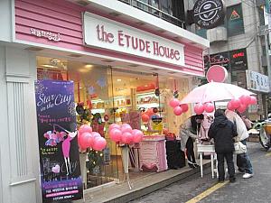 ピンク色の外観、店内も女の子らしい「the ETUDE House」