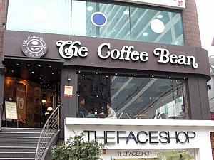 「THE FACE SHOP」の上にはカフェ「The Coffee Bean」