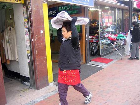梨泰院にもいらっしゃいました！頭にお盆を載せて、配達に走るアジュマの姿！庶民的な光景でディープな韓国を感じますネ。
