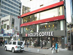 ３階建てのカフェ、「HOLLYS COFFEE」。清渓川を眺めながらコーヒータイムができますよ！