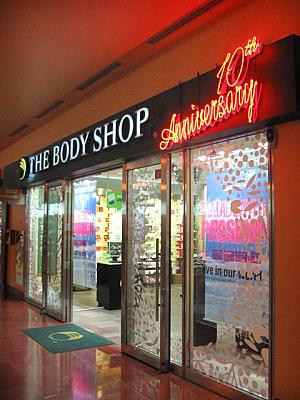 「THE BODY SHOP」は１０年目のアニバーサリーを店名横でアピール！