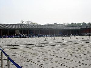 今回、朝鮮通信使の三使が任命されるのは王宮の１つである昌慶宮。正面にある明政殿をくぐると広い空間がぽかーんと広がり、周りには見物人が取り囲んでいました。 