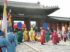 今回、朝鮮通信使の三使が任命されるのは王宮の１つである昌慶宮。正面にある明政殿をくぐると広い空間がぽかーんと広がり、周りには見物人が取り囲んでいました。 