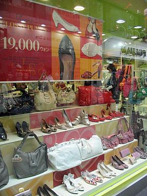「Vianni」では19000ウォンの靴とカバンにお客さんも思わず店内へ。