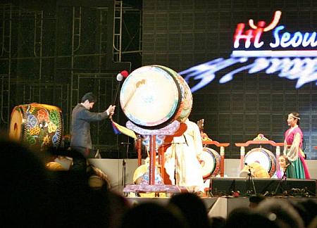 オ・セフン市長も登場＆開幕の合図を「ドーン」。市長になって始めてのHi Seoul Festivalです。
