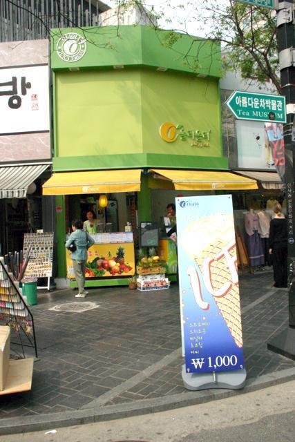 −フルーツジュース＆アイスクリームのお店｢Oli Oli｣オープン<br>
この時期、ソウルのあちこちに増えるフルーツジュースやアイスクリームの小さな店舗。仁寺洞にも夏に合わせて｢Oli Oli｣というお店ができてました～。