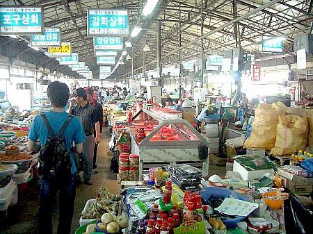 江華ターミナルへ戻る途中、大きな市場を発見。
