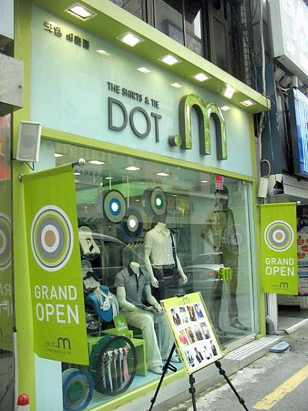 黄緑カラーが目印のシャツ＆ネクタイのお店「DOT.ｍ」もオープン。