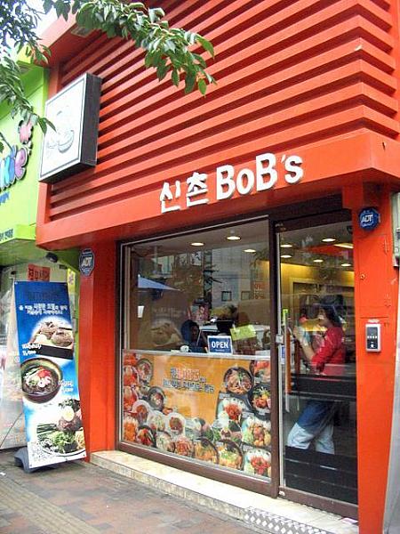 麺類やトンカツなどバラエティ豊かなものが食べられる「シンチョンBoB’s」