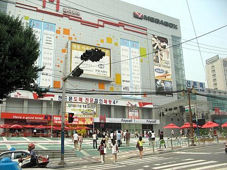 新村汽車駅にある「新村Ｍミリオレ」の前はようやく足もとがキレイになりました