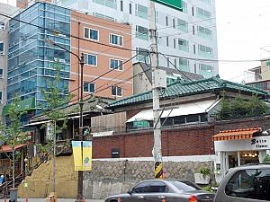上水駅から弘大正門に向かうワウサンキルへ。こちらも古い建物がいっぱい。
こちらはよく見ると２軒ならんで。
