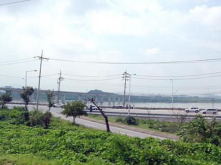 漢江を渡る橋が見えてきました。バイク仲間が集まっているのが見えます。