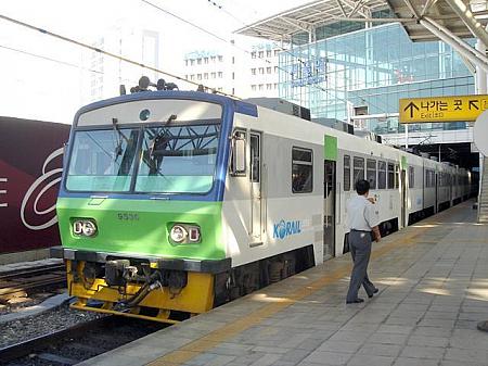 ソウル駅発、トラサンの１つ手前の臨津江（イムジンガン）駅行き通勤列車。４両編成。 
車両は日本の郊外を走るローカル線のような感じ。 