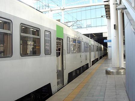 ソウル駅発、トラサンの１つ手前の臨津江（イムジンガン）駅行き通勤列車。４両編成。 
車両は日本の郊外を走るローカル線のような感じ。 
