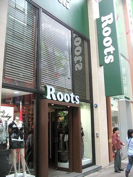 中央通りにある「Roots」はディスプレイも目をひく～！