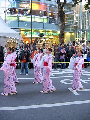 華やかな衣装とキュートな踊りで観客や報道陣から大注目されていた「山鹿灯篭」チーム。韓国人の観客からも「カワイィ～！」と声が上がっていましたョ＾＾。