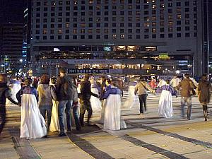 珍島ガンガンスウレ　（韓国） <br>
毎年、旧暦８月１５日の夜、女性数十人が集まり、互いに手を取り円を描き「ガンガンスウレ」という言葉を繰り返しながらくるくる回って踊る民俗芸能。ステージを降りて観客達とも一緒にガンガンスウレ～♪