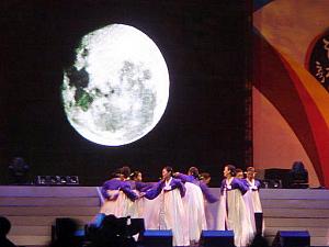 珍島ガンガンスウレ　（韓国） <br>
毎年、旧暦８月１５日の夜、女性数十人が集まり、互いに手を取り円を描き「ガンガンスウレ」という言葉を繰り返しながらくるくる回って踊る民俗芸能。ステージを降りて観客達とも一緒にガンガンスウレ～♪