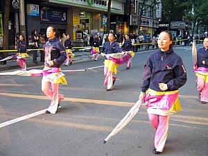 ８８年ソウルオリンピックにも参加した韓国のマーチングバンドに合わせて日本のバトンの名門校チームのバトンが舞う、日韓の共演！