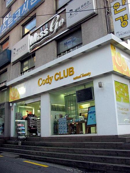 梨大エリアにあったコスメ店「THE FACE SHOP」はなくなり、「Cody CLUB」へ。