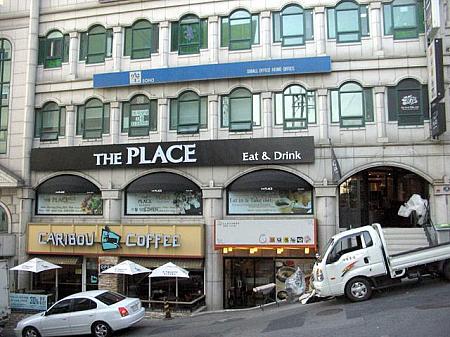 光化門（クァンファムン）にあるお店が大人気の「THE PLACE」。パン類やパスタなどが食べられますが、この梨大にもつい最近ＯＰＥＮ！位置は「ＰＥＲＡ」の向かい、２階です。