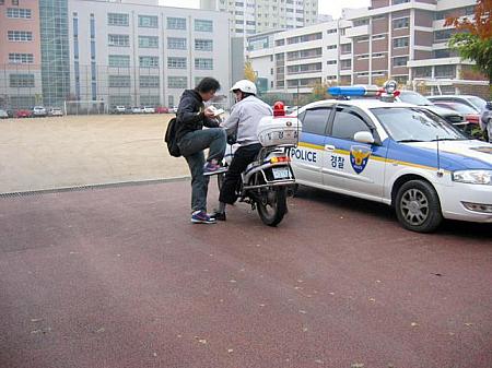 警察のバイクに乗せてもらって会場に到着、ギリギリセーフの受験生！