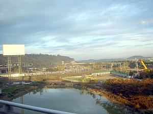 ここで道路は漢江を離れます。地下鉄５号線傍花車両基地に向かう車両が見えます。