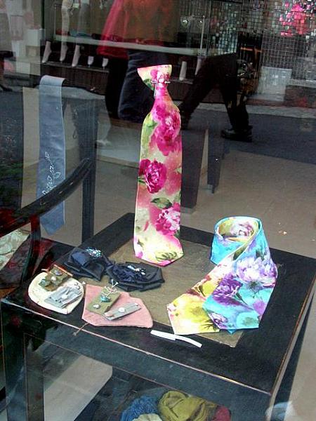 「マウメムニ」には個性的なネクタイや飾りアイテムが。