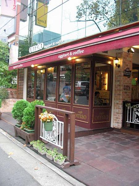 「AGIO」の前にあるカフェ「omao」では「ANDREW’s　EGGTART」のエッグタルトが食べられるみたい！ 