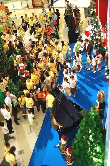クリスマス関連のイベントでも、王様のシンボルカラーである黄色い服を着た人が目立ちます。