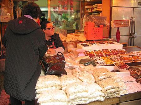 新正月にも食べる韓国のお雑煮「トックッ」に入れる餅も大量に販売中！