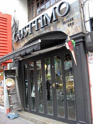 やっぱり寒いからかな？ジェラート店「GUSTTIMO」はちょっとお客の入りが寂しそうでした 