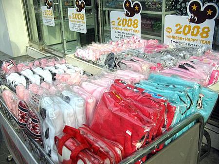 この時期あったかグッズは必需品！ブランケットなどが目立つように陳列されていました～（ドアには干支のネズミちゃんが。） 