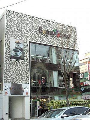 「Beans & Berries」は延大正門前の高架線そばにオープン！清潭洞（チョンダムドン）にあるお店（「カフェ74」のそば）を見たことがある人も多いかと思いますが、新村にもできましたね～。