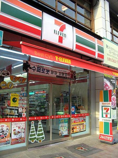 その下には小さめのセブンイレブンがオープン。何かと便利なコンビニ、増えてますね