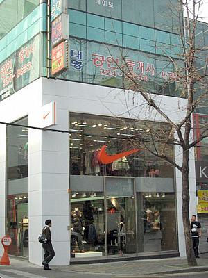オレンジ色のシンボルマークが目立っていた「NIKE」